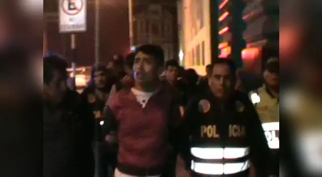 Fue captado por cámaras de vigilancia robando a pasajera de taxi Fue captado por cámaras de vigilancia robando a pasajera de taxi