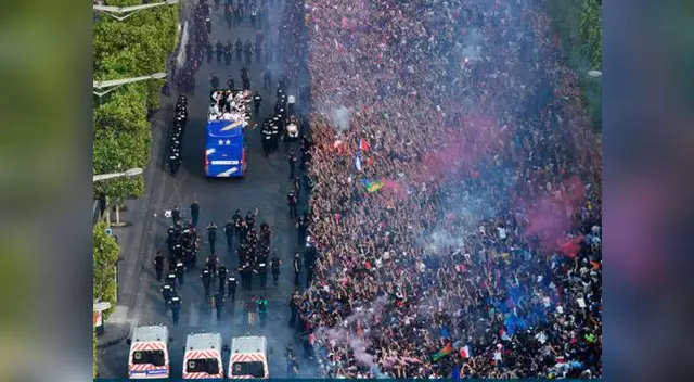 Selección de Francia recorrió París con la Copa del Mundo ante miles de fanáticos