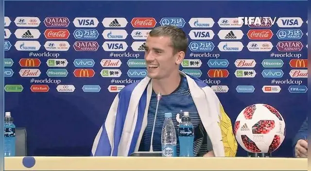 Griezmann con la bandera de Uruguay