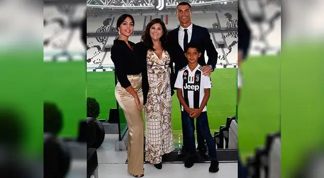 Cristiano Ronaldo posó junto a su mamá, hijo y novia en la Juventus