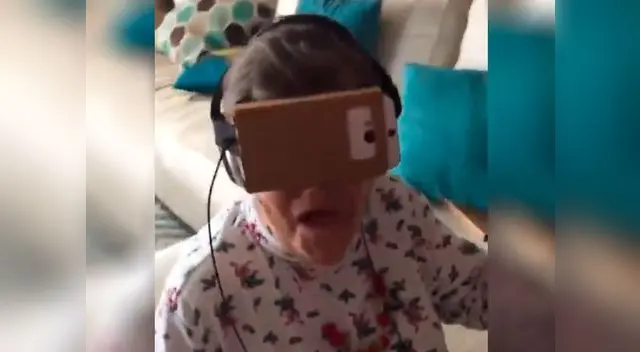 La reacción de una abuela al subirse a una montaña rusa virtual causa furor en redes 