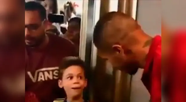 Paolo Guerrero sorprende a pequeño hincha Paolo Guerrero sorprende a pequeño hincha