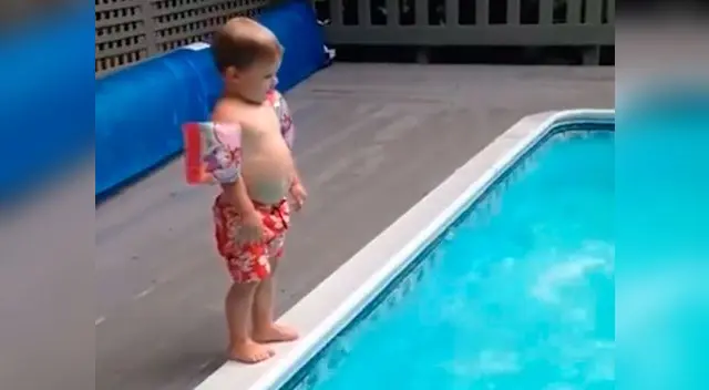 Niño realiza singular clavado a piscina y causa furor en redes sociales Niño realiza singular clavado a piscina y causa furor en redes sociales