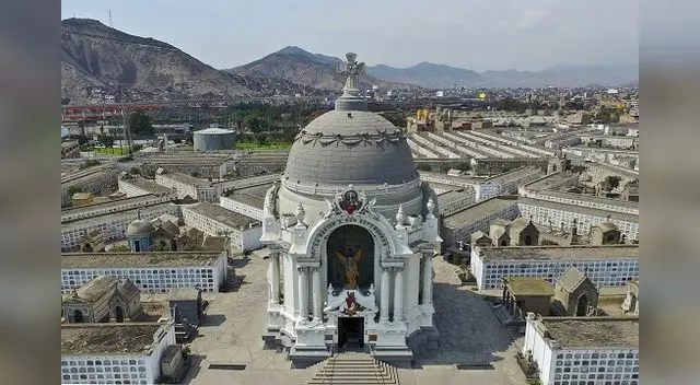 Cementerio abre sus puertas de noche. Cementerio abre sus puertas de noche.