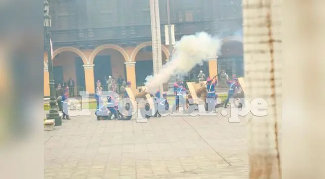 Se dan 21 cañonazos o camaretazos en 28 de julio