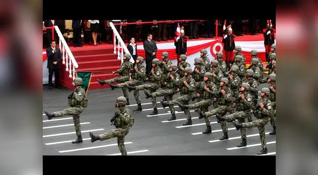 Desfile cívico militar 7 mil militares y civiles en gesto patriótico