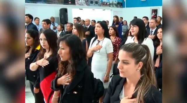 Extranjeros se nacionalizan peruanos Extranjeros se nacionalizan peruanos