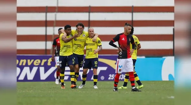 Buitrago y Lavandeira felicitan a José Carlos Fernández por el gol anotado.FOTO: LIBERO Buitrago y Lavandeira felicitan a José Carlos Fernández por el gol anotado.FOTO: LIBERO