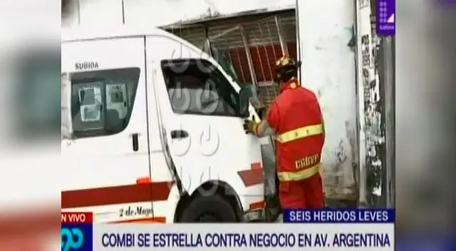 Combi se estrelló contra negocio en la avenida Argentina 