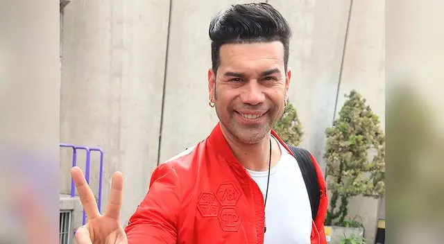 Tomate Barraza celebra su nuevo estado civil completamente desnudo Tomate Barraza celebra su nuevo estado civil completamente desnudo