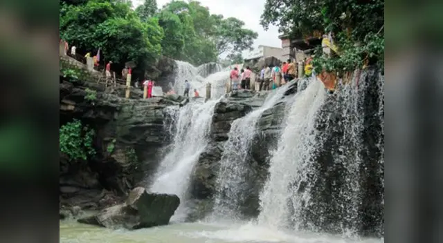 Hombre cae de una cascada tras intentar tomarse una selfie Hombre cae de una cascada tras intentar tomarse una selfie