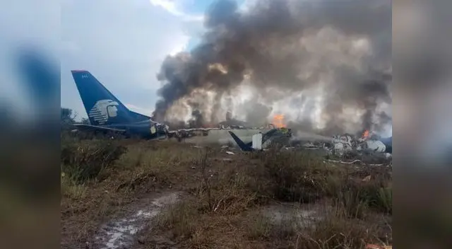 Avión se desploma con al menos 100 personas a bordo Avión se desploma con al menos 100 personas a bordo