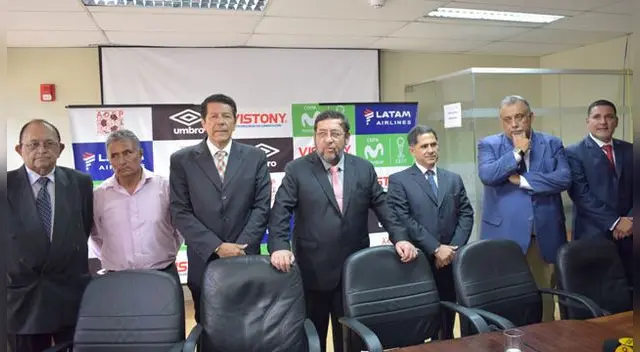 Martín Ojeda (de terno azul) pide que el Congreso haga su trabajo