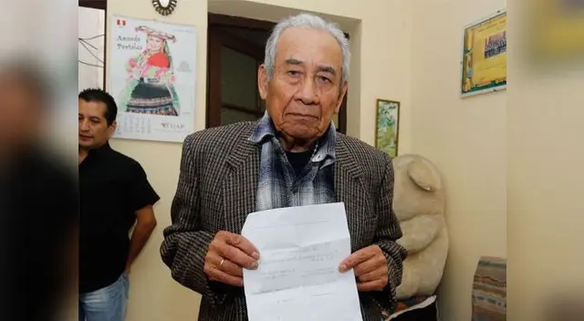 Estafan anciano con cuento de la herencia