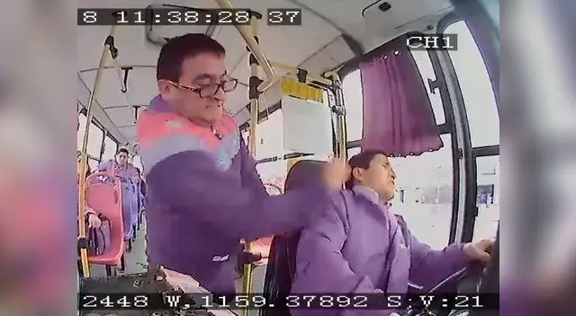 Pasajero golpea a chofer de bus por negarse a parar en un lugar prohibido Pasajero golpea a chofer de bus por negarse a parar en un lugar prohibido