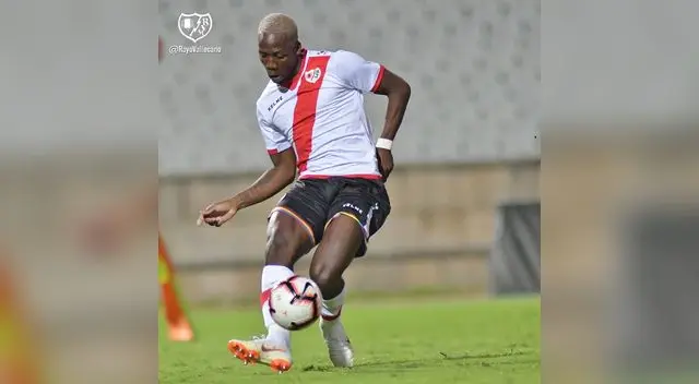 Advíncula con su nueva camiseta