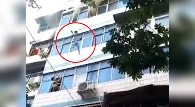 Madre lanza a sus hijos de cuarto piso para salvarlos