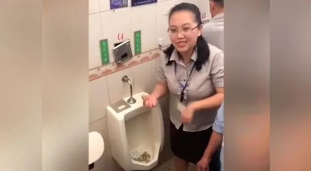 empleados comen en urinario por pedido de sus jefes en China