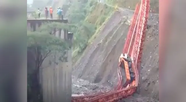 Puente colapsó por pase de camión