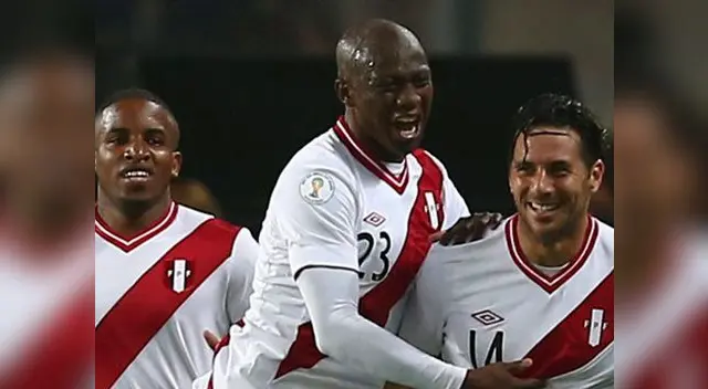 Exjugador de la selección peruana recoge basura de acequia Exjugador de la selección peruana recoge basura de acequia