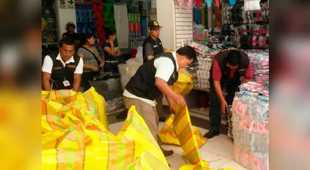 PNP incauta ropa falsificada en Gamarra PNP incauta ropa falsificada en Gamarra