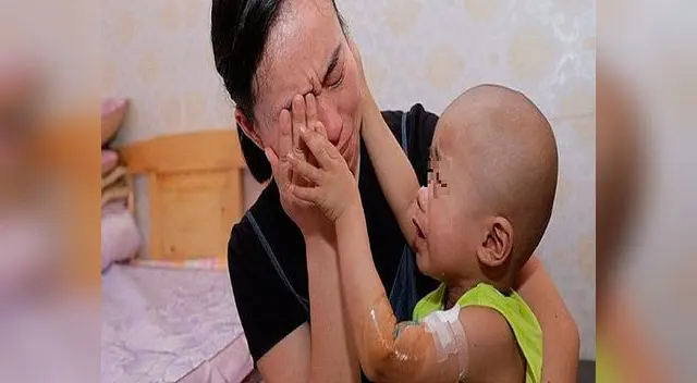 Pequeño de tres años con cáncer consuela a su madre por no tener dinero