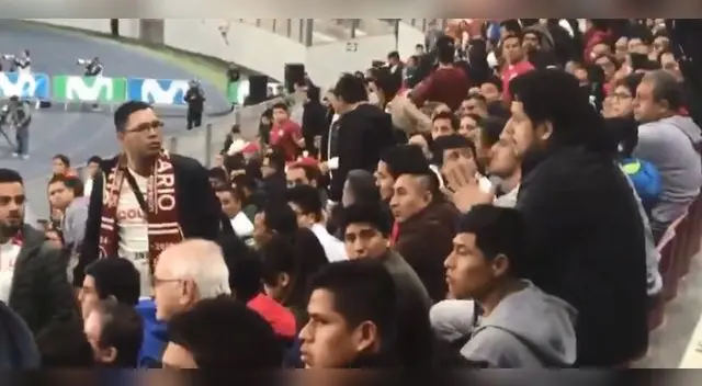 Instante que hinchas de Universitario increpan al seguidor de Alianza