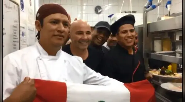 Sampaoli con la bandera del Perú