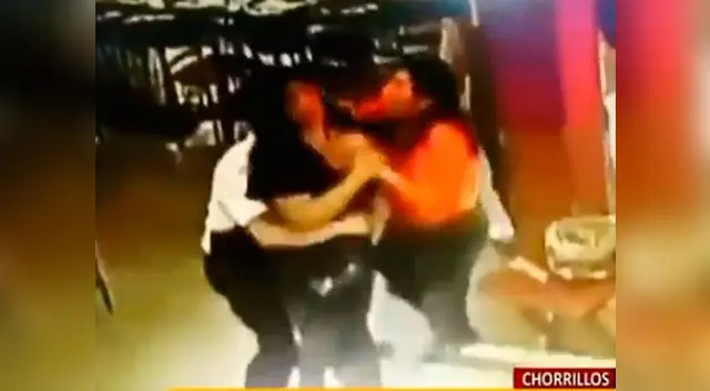 Mesero auxilió a comensal que se atragantó en una pollería Mesero auxilió a comensal que se atragantó en una pollería