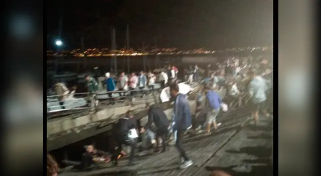 El muelle de madera, estaba llena de personas cuando se desplomo  El muelle de madera, estaba llena de personas cuando se desplomo