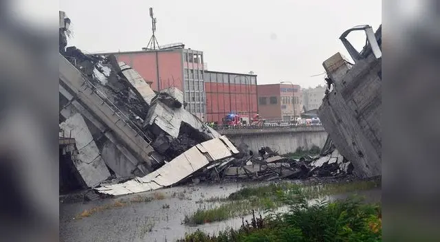 Puente cayó dejando decenas de muertos
