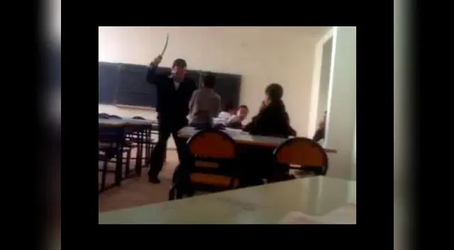 Maestro captado golpeando alumno Maestro captado golpeando alumno