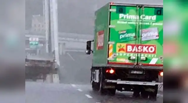 Cámaras captan a camionero que se salvó de morir en el puente de Génova. Fuente: EFE Cámaras captan a camionero que se salvó de morir en el puente de Génova. Fuente: EFE