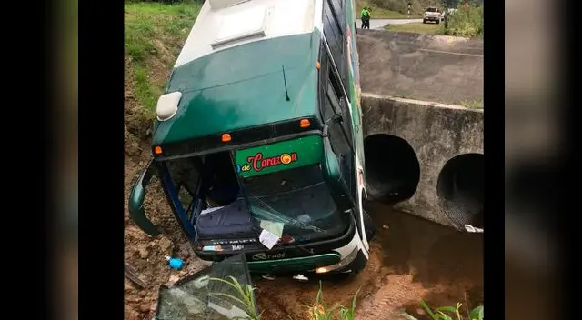 Bus de El Encanto de Corazón cayó en lecho de río