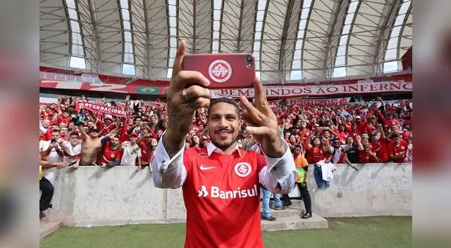 El Depredador no desaprovechó el momento y se tomó un selfie con la torcida colorada