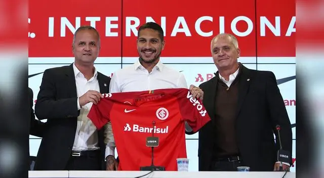Paolo luce la camiseta del Inter durante la rueda de prensa que concedió