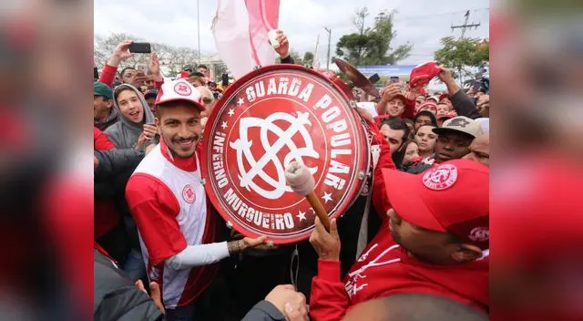 Los hinchas pidieron a Paolo firmar su bombo
