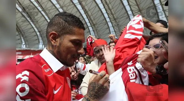 El delantero tuvo tiempo para firmar autógrafos en su presentación