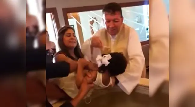 Niña insulta a padre en pleno bautizo 