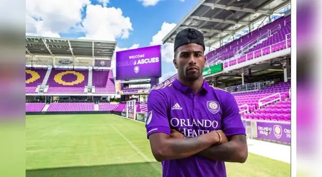 Ascues con su nueva camiseta