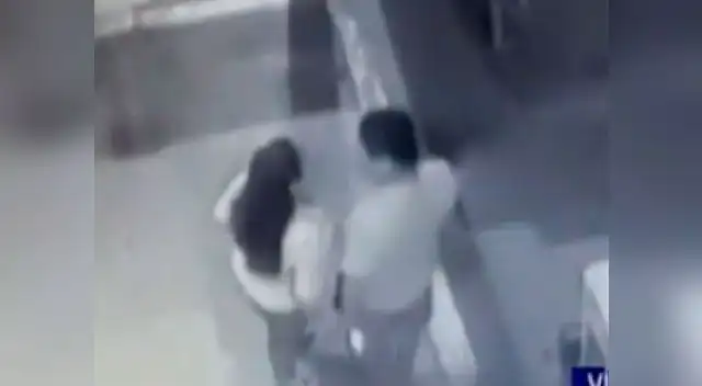 sujeto atacó a su pareja a golpes afuera de un bar. Fuente: captura de Latina