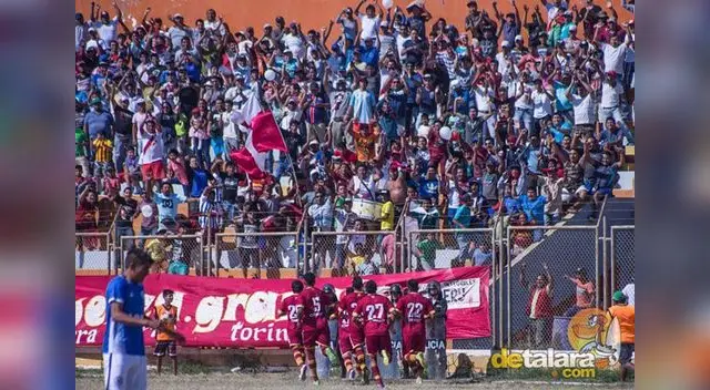 La barra de Atlético Torino siempre apoyando a su equipo