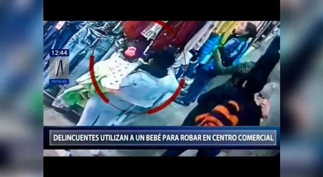 Tenderos usaron bebé para robar prendas de centro comercial
