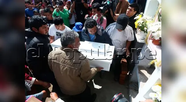 Familiares y vecinos despidieron así a la niña Xohana (Foto: Marco Cotrina)