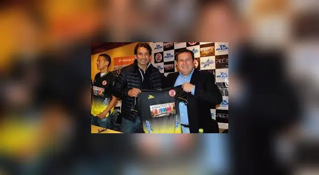 Vigo con el técnico Franco Navarro. FOTO: Radio La Beta Vigo con el técnico Franco Navarro. FOTO: Radio La Beta