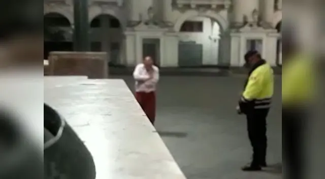 Conmovedor momento entre anciano y sereno en Plaza San Martín Conmovedor momento entre anciano y sereno en Plaza San Martín