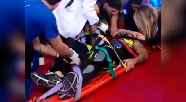 Diego Chávarri tuvo que salir en ambulancia rumbo a una clínica local. Foto captura de EEG Diego Chávarri tuvo que salir en ambulancia rumbo a una clínica local. Foto captura de EEG