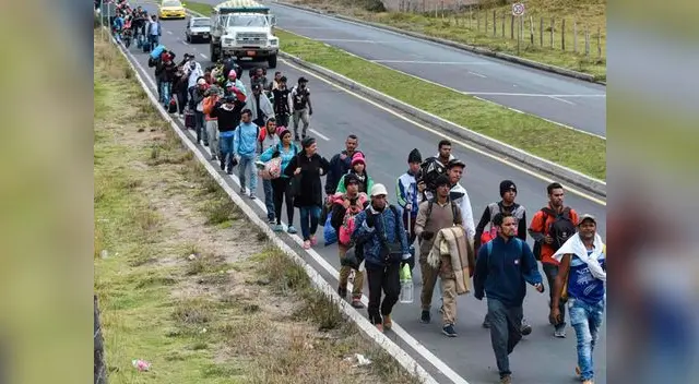 Venezolanos buscan llegar a Perú antes de fecha en que se exigirá pasaporte. Foto: AFP Venezolanos buscan llegar a Perú antes de fecha en que se exigirá pasaporte. Foto: AFP