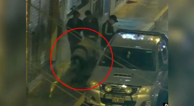 Mujer golpea salvajemente a su pareja en plena vía pública Mujer golpea salvajemente a su pareja en plena vía pública