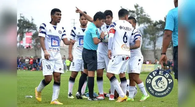 El juez del partido complicó por momentos el cotejo. FOTO: Facebook Sipesa